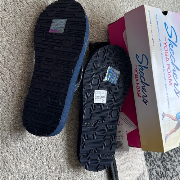 Skechers yoga foam embellished sandals. Navy. Size 7. New in box - Picture 4 of 5